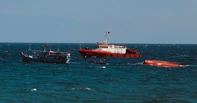 14 ngư dân Bình Định bị chìm tàu tại vùng biển Phú Quý, Bình Thuận thoát chết - Ảnh 1.