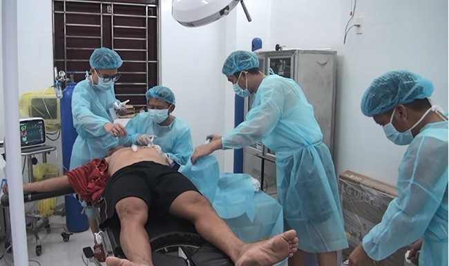 Bệnh xá đảo Sinh Tồn cấp cứu ngư dân Bình Định bị máy nghiền đá cuốn nát bàn tay - Ảnh 1.