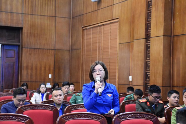 Chủ tịch Ủy ban nhân dân tỉnh Điện Biên đối thoại với thanh niên   - Ảnh 2.