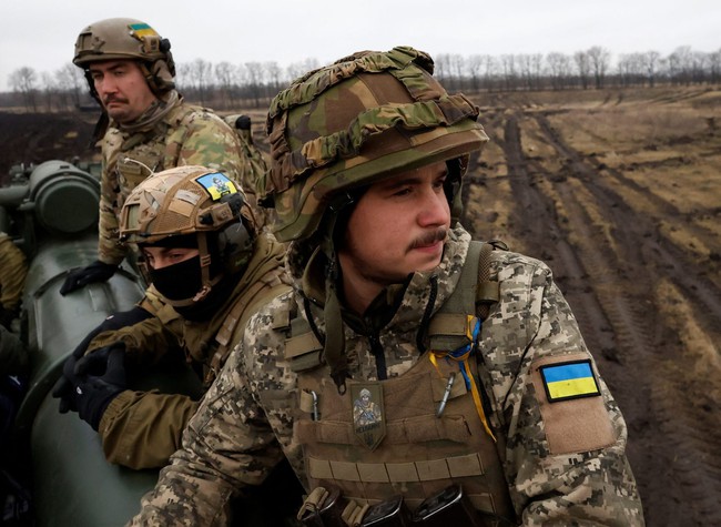 Đại tá Mỹ cảnh báo lính Ukraine đang đầu hàng số lượng lớn - Ảnh 1.