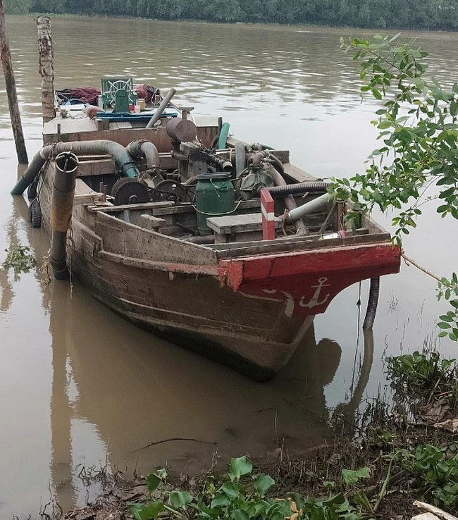 Vụ đại úy công an đứt lìa 2 chân khi truy bắt &quot;cát tặc&quot; ở Vĩnh Long: 2 đối tượng bỏ trốn bị bắt giữ - Ảnh 1.