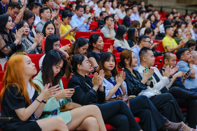 Ông Hoàng Nam Tiến: Lãnh đạo các DN phải là đối tượng đầu tiên cần thay đổi mới mong 'làm chủ' AI - Ảnh 4.