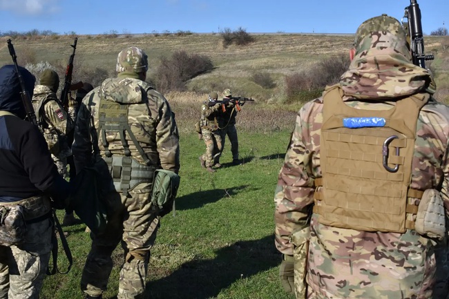 Đột nhập căn cứ bí mật Ukraine dùng huấn luyện sát thủ UAV gieo đau đớn cho Nga - Ảnh 2.