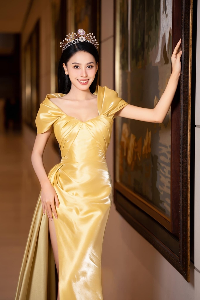Á hậu Ngọc Hằng tung clip catwalk &quot;thần sầu&quot;, mang 100kg hành lý đi thi Hoa hậu Liên lục địa 2023 - Ảnh 5.
