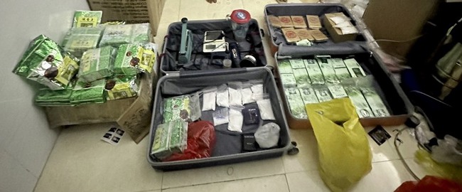Xóa băng vận chuyển &quot;hàng trắng&quot; bằng xe tải từ Campuchia về Việt Nam, thu giữ 35kg ma túy cùng khẩu súng - Ảnh 1.