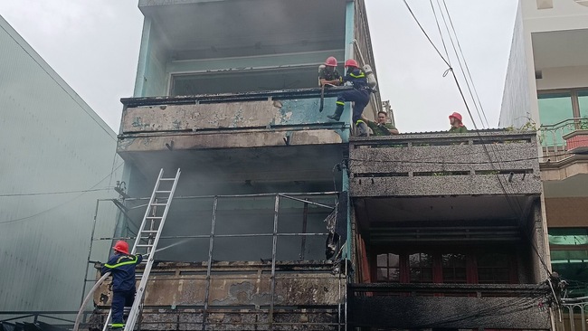 Ngôi nhà giữa trung tâm Quy Nhơn bất ngờ bốc cháy - Ảnh 3.