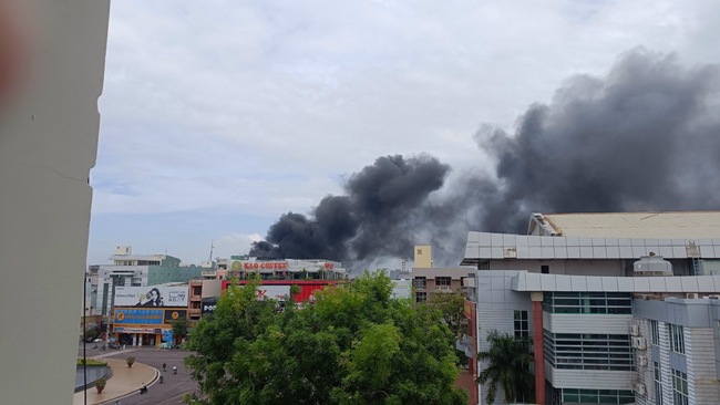 Ngôi nhà giữa trung tâm Quy Nhơn bất ngờ bốc cháy - Ảnh 2.