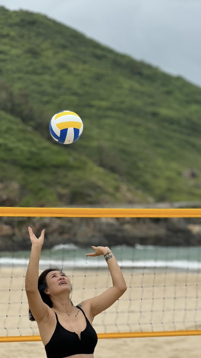 “Hoa khôi bóng chuyền&quot; Kim Huệ mặc biniki, khoe dáng sexy tuổi U40 tại bãi biển - Ảnh 7.