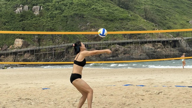 “Hoa khôi bóng chuyền&quot; Kim Huệ mặc biniki, khoe dáng sexy tuổi U40 tại bãi biển - Ảnh 8.