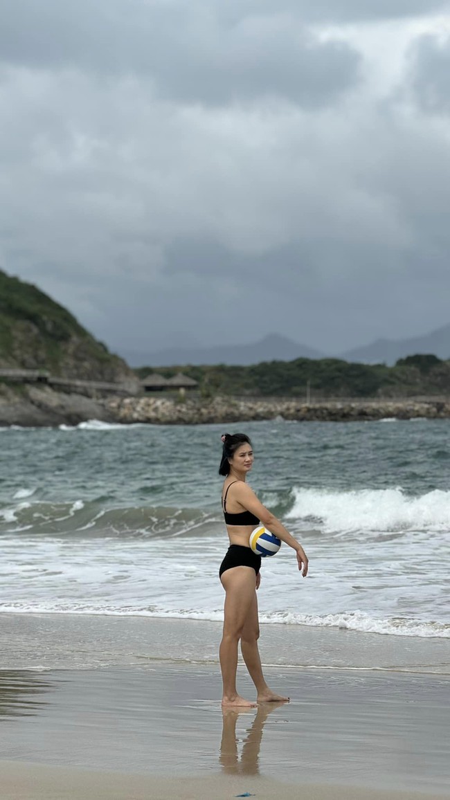 “Hoa khôi bóng chuyền&quot; Kim Huệ mặc biniki, khoe dáng sexy tuổi U40 tại bãi biển - Ảnh 9.