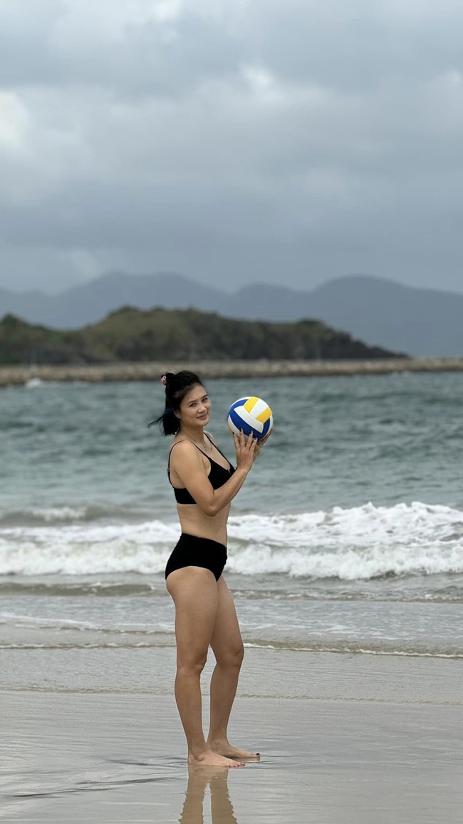 “Hoa khôi bóng chuyền&quot; Kim Huệ mặc biniki, khoe dáng sexy tuổi U40 tại bãi biển - Ảnh 10.