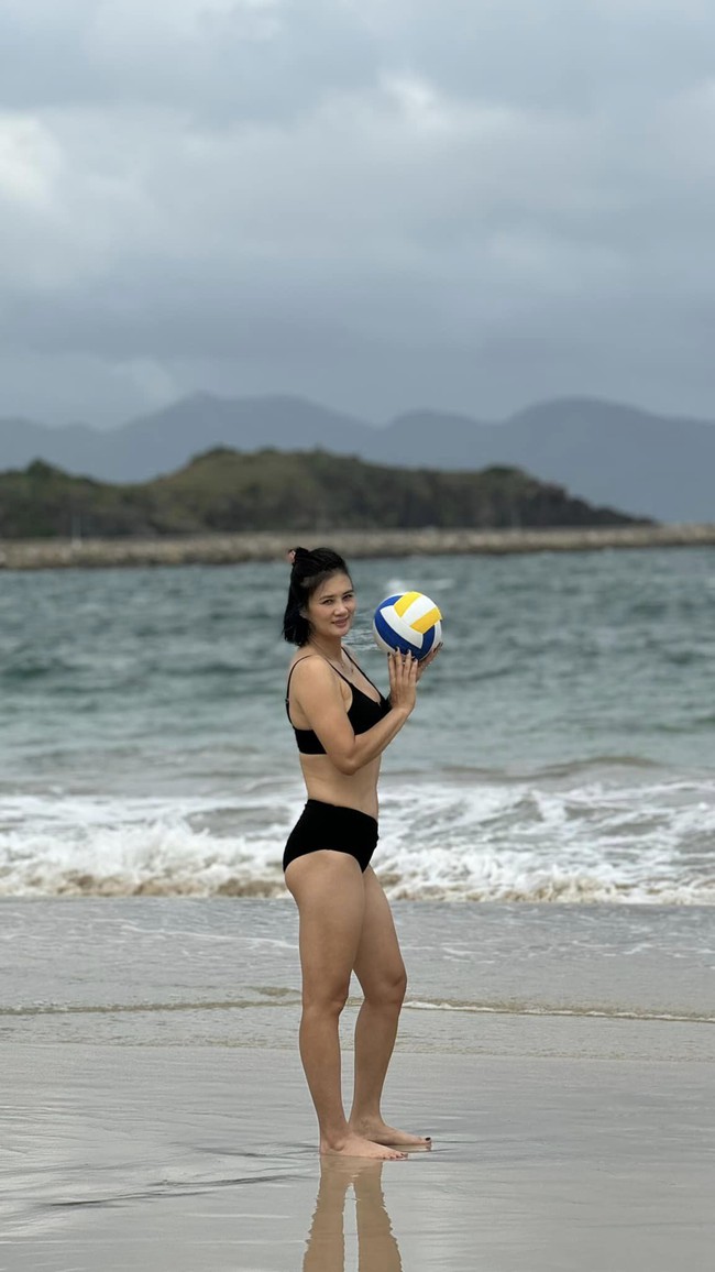 “Hoa khôi bóng chuyền&quot; Kim Huệ mặc biniki, khoe dáng sexy tuổi U40 tại bãi biển - Ảnh 11.