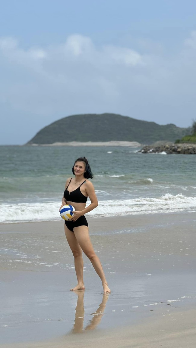 “Hoa khôi bóng chuyền&quot; Kim Huệ mặc biniki, khoe dáng sexy tuổi U40 tại bãi biển - Ảnh 12.