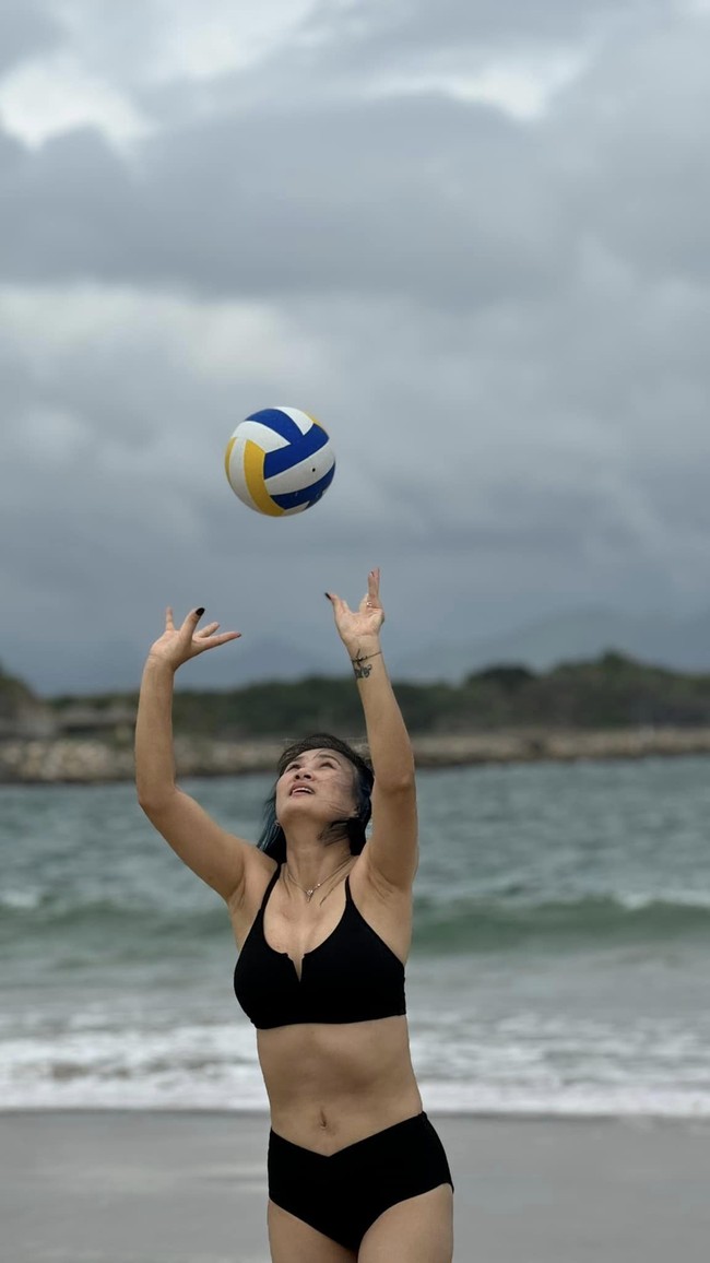 “Hoa khôi bóng chuyền&quot; Kim Huệ mặc biniki, khoe dáng sexy tuổi U40 tại bãi biển - Ảnh 14.