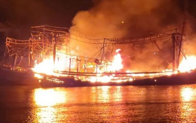 Thừa Thiên Huế: Tàu cá chở 12 ngư dân bốc cháy dữ dội khi đang đánh bắt trên biển  - Ảnh 1.