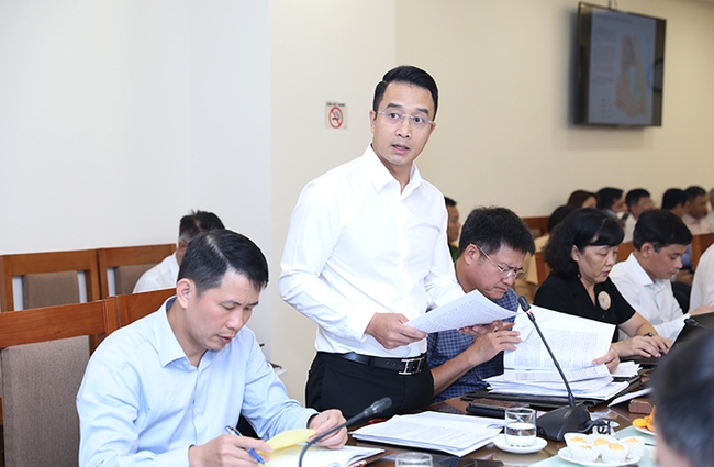 Phó Chủ tịch quận Hoàn Kiếm nói về tình trạng xe án ngữ vỉa hè, chiếm lối đi của người dân - Ảnh 1.