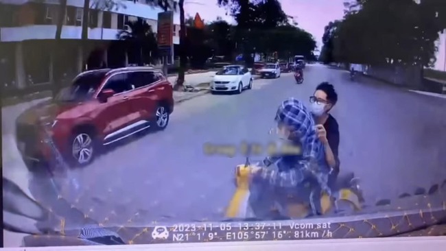 Hà Nội: Tài xế ôtô &quot;phóng&quot; hơn 80km/h, tông một người ngồi trên xe máy tử vong - Ảnh 1.