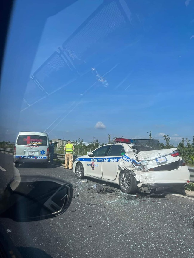 Ô tô CSGT bị đụng trên cao tốc Trung Lương-Mỹ Thuận: Tài xế xe cứu thương buồn ngủ - Ảnh 1.
