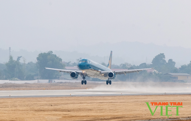 Điện Biên: Lần đầu tiên sân bay Điện Biên đón máy bay cỡ lớn Airbus A321   - Ảnh 1.