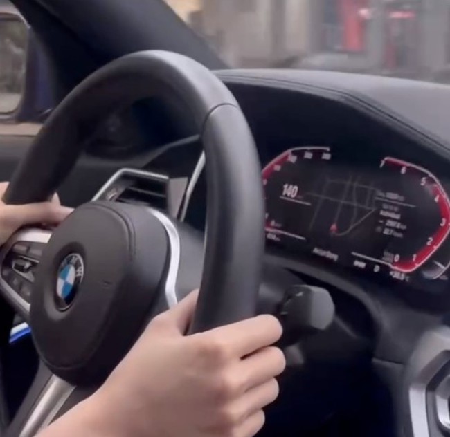TP.HCM: Clip cô gái lái ô tô BMW với đồng hồ hiện số km lên đến 140 km/h ở khu dân cư đông người - Ảnh 1.