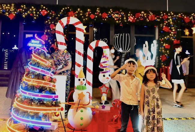 Mùa lễ hội Noel hoành tráng trên đại lộ thương mại tại Long An - Ảnh 5.