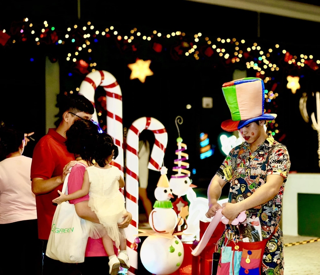 Mùa lễ hội Noel hoành tráng trên đại lộ thương mại tại Long An - Ảnh 6.