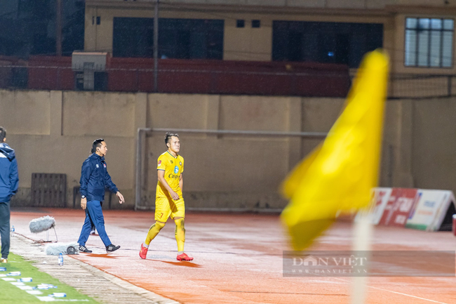 Đông Á Thanh Hoá chia điểm trên sân nhà với TP Hồ Chí Minh trong trận đấu thiếu người - Ảnh 4.