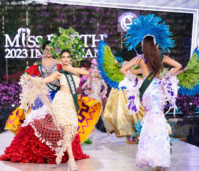 Bán kết Miss Earth 2023: Mỹ nhân Philippines mặc bikini nóng bỏng, Lan Anh bị đau chân vẫn trình diễn nổi bật nhất? - Ảnh 2.