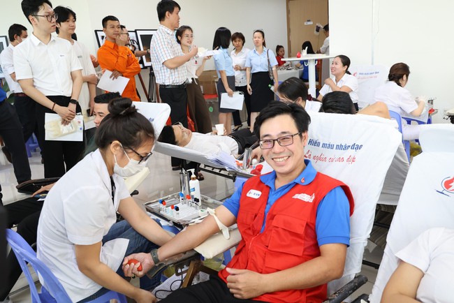 Hơn 2.300 CBCNV EVNCPC tham gia hiến máu tại chương trình Tuần lễ hồng EVN lần thứ IX năm 2023  - Ảnh 2.