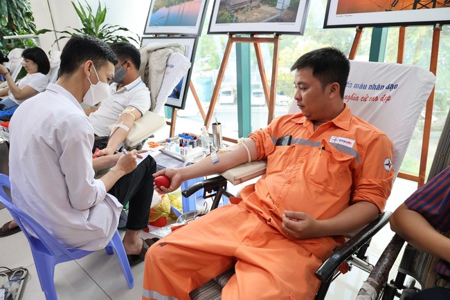 Hơn 2.300 CBCNV EVNCPC tham gia hiến máu tại chương trình Tuần lễ hồng EVN lần thứ IX năm 2023  - Ảnh 1.