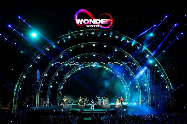 Maroon 5 và dàn sao Việt mang tới “cơn địa chấn” cảm xúc trong đêm 8Wonder Winter Festival - Ảnh 2.