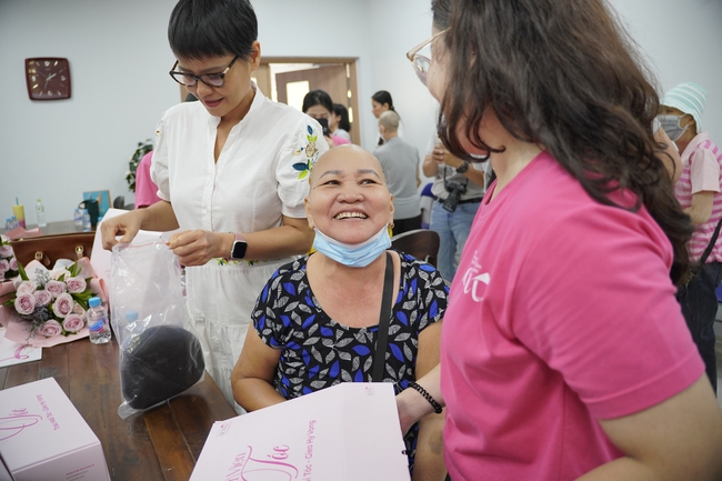 Xúc động hình ảnh các nữ bệnh nhân ung thư nhận bộ tóc mới để đón Giáng sinh đang đến gần - Ảnh 3.