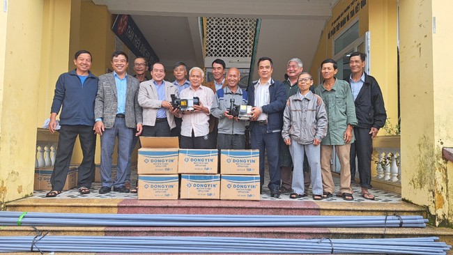  Hội Nông dân tỉnh Thừa Thiên Huế hỗ trợ hội viên mô hình tưới nước cho cây thanh trà   - Ảnh 1.