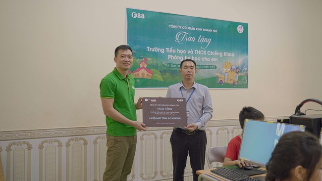 Trao tặng Phòng Tin học tại trường học miền núi  - Ảnh 1.