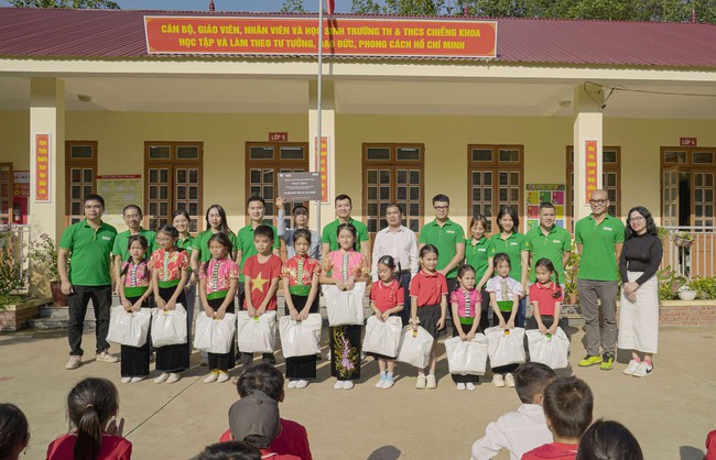 Trao tặng Phòng Tin học tại trường học miền núi  - Ảnh 4.