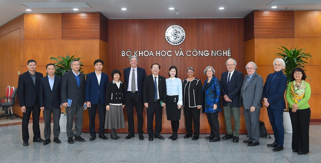 Bộ trưởng Bộ KHCN và các cán bộ lãnh đạo Bộ KHCN cùng đoàn các nhà khoa học hàng đầu thế giới của VinFuture trong buổi làm việc ngày 18/12.