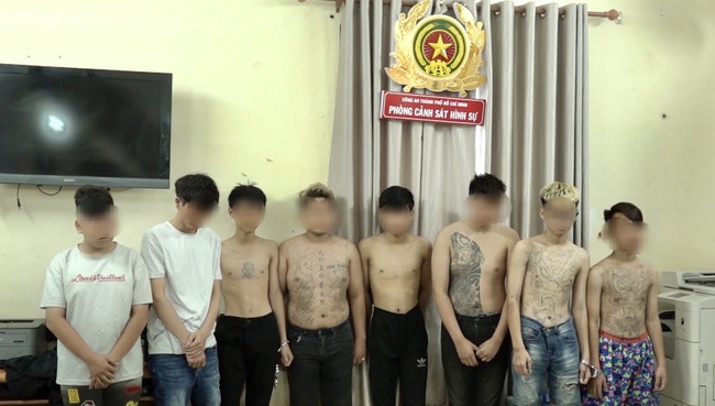 TP.HCM: Triệt xóa băng &quot;tuổi teen&quot; mình xăm đầy trổ, gây hàng loạt vụ cướp giật - Ảnh 1.