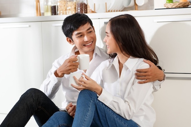 Yêu bạn trai kém 7 tuổi, tôi khó chịu khi anh hay nói điều này - Ảnh 1.