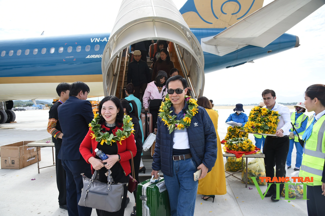 Điện Biên: Đón những hành khách đầu tiên trên chuyến bay Hà Nội - Điện Biên bằng Airbus A321  - Ảnh 1.