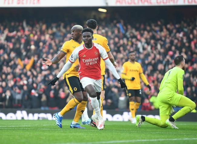 “Xé lưới” Wolves, Bukayo Saka vượt qua thành tích của Fabregas - Ảnh 1.