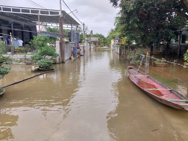 TT-Huế: Nhiều vùng ngập sâu, thủy điện Hương Điền xả nước lưu lượng lớn - Ảnh 2.