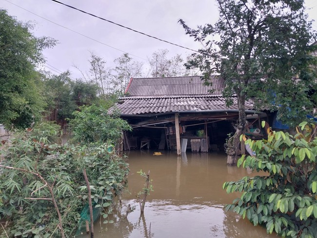 TT-Huế: Nhiều vùng ngập sâu, thủy điện Hương Điền xả nước lưu lượng lớn - Ảnh 1.