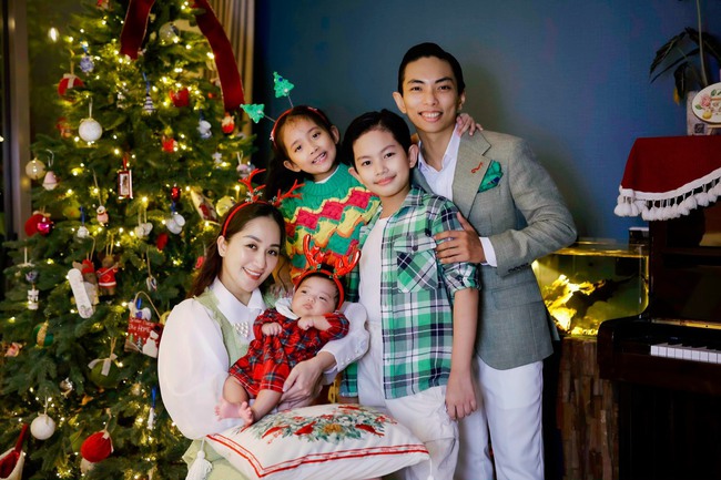 Phan Hiển khoe ảnh gia đình hạnh phúc dịp Noel 2023, hé lộ chuyện hậu trường lỡ &quot;nói xấu&quot; Khánh Thi - Ảnh 1.