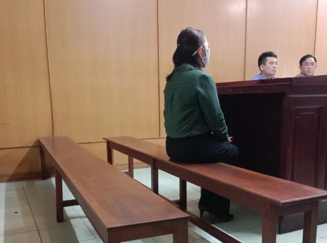 Cựu chấp hành viên nhận hối lộ của Việt kiều 350 triệu đồng giúp làm thủ tục tạm hoãn xuất cảnh lãnh án - Ảnh 1.