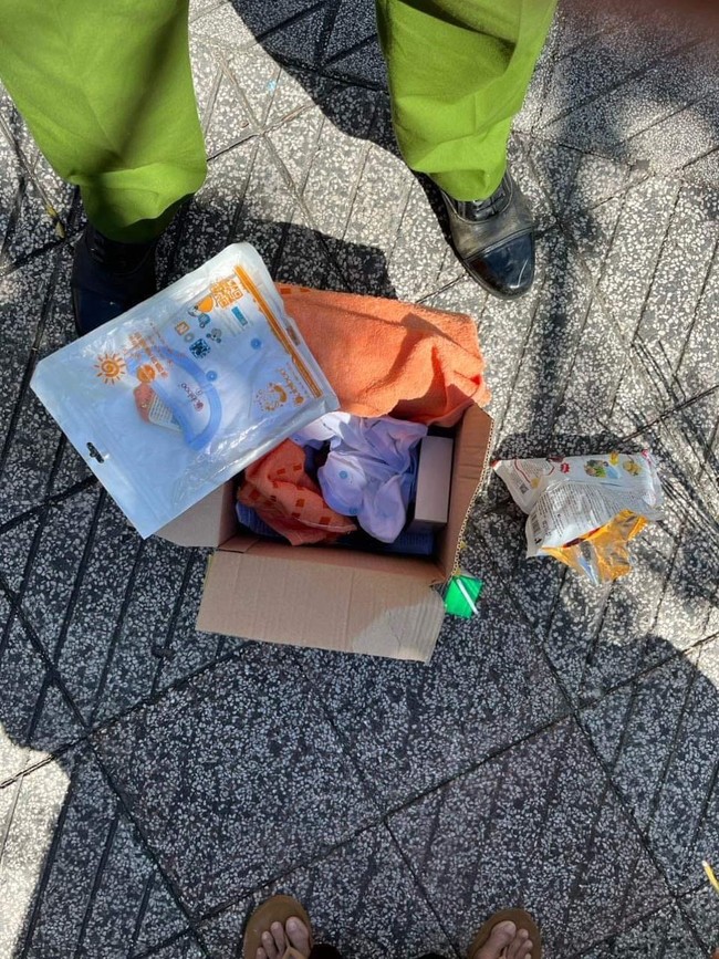 Thi thể trẻ sơ sinh bị bỏ trong thùng giấy, đặt cạnh thùng rác trên đường - Ảnh 2.