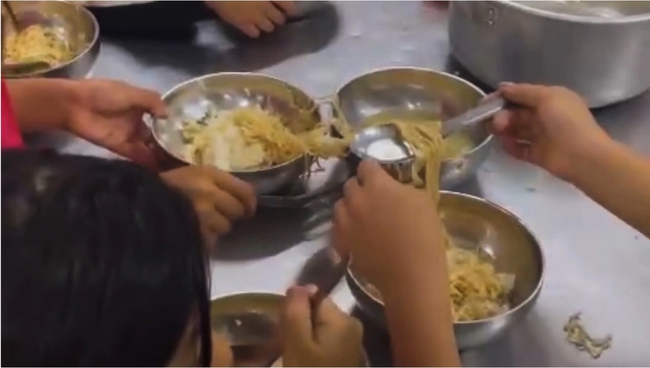 Thủ tướng yêu cầu rà soát việc tổ chức, thực hiện các bữa ăn cho trẻ mầm non, học sinh bán trú, nội trú - Ảnh 1.
