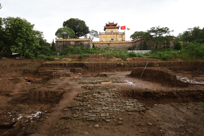 Giới khảo cổ tiếp tục tìm thấy nền móng của chính điện Kính Thiên thời Lê - Ảnh 1.