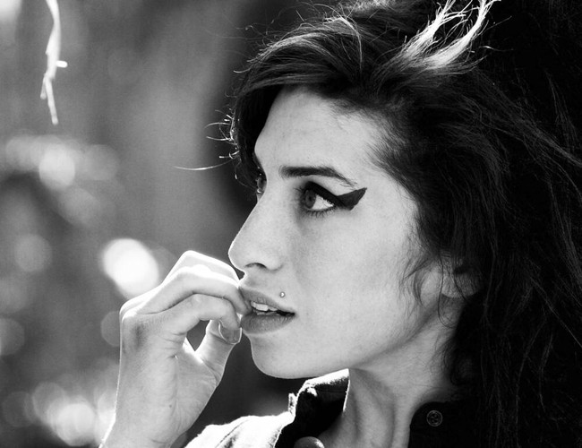 Bố của Amy Winehouse kiện bạn thân của nữ ca sĩ quá cố - Ảnh 1.