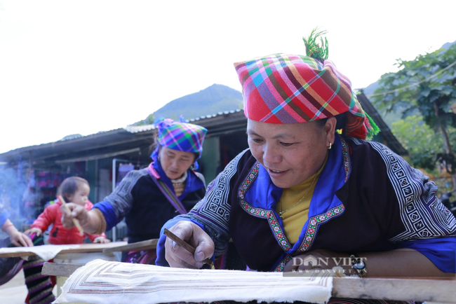 Những "họa sỹ" của bản làng với nghệ thuật dùng sáp ong vẽ trên vải- Ảnh 1.