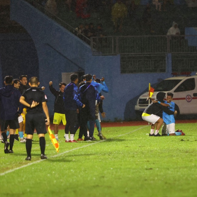 VIDEO: Việt Anh trượt chân tai hại, Filip Nguyễn bất lực vào lưới nhặt bóng - Ảnh 1.